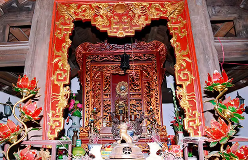 Bên trong Đền thờ Nguyễn Lỗi