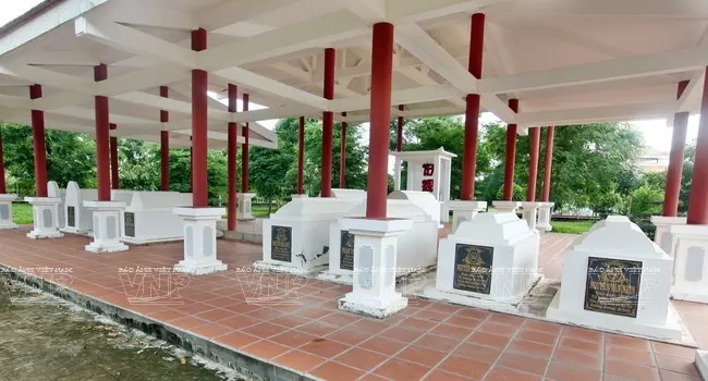 Khu mộ phần gia đình anh em nông dân Mười Chức trong khu di tích Đồng Nọc Nạng