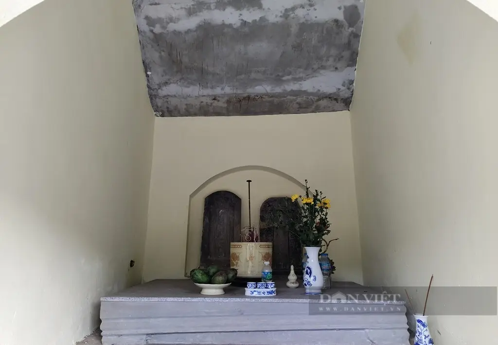 Ban thờ bên trong Lăng đá Khuê quận công