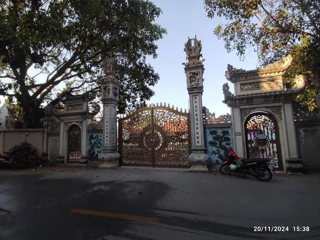 Cảnh quan bên ngoài di tích Đình Lâm Du