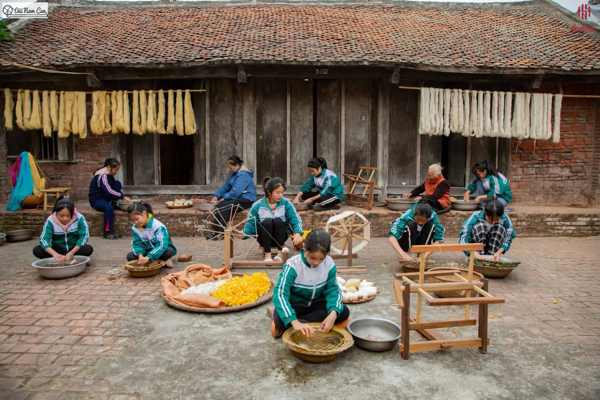 Học sinh học làm lụa Làng nghề dệt lụa đũi Nam Cao