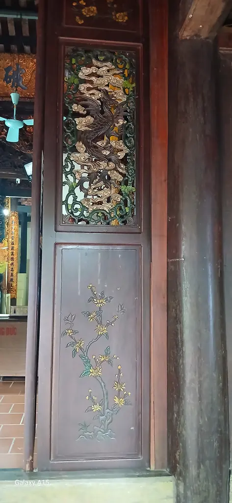 Cửa vào chùa Trầm với những chạm khắc tinh xảo