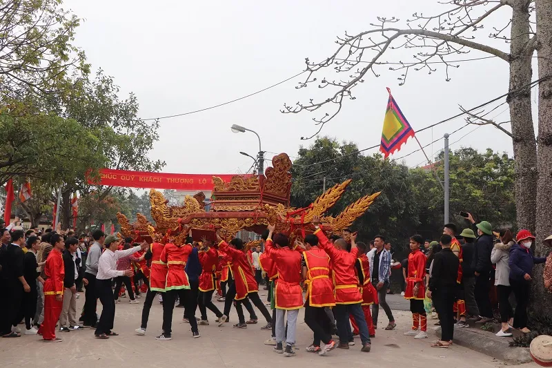 Rước kiệu tại Lễ hội Làng Bình Hải