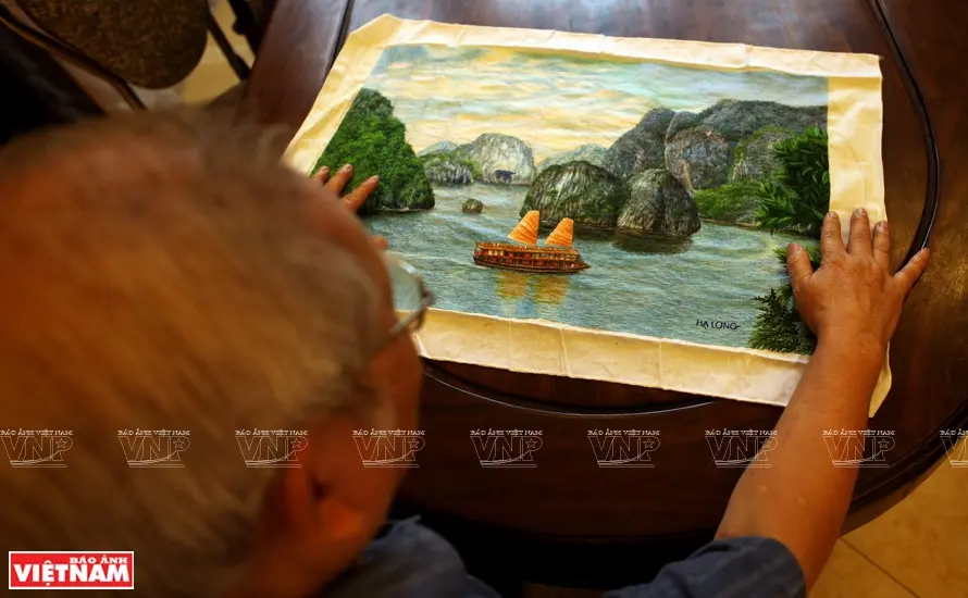 Nghệ nhân làng nghề thêu tay Quất Động giới thiệu tranh phong cảnh thiên nhiên Vịnh Hạ Long
