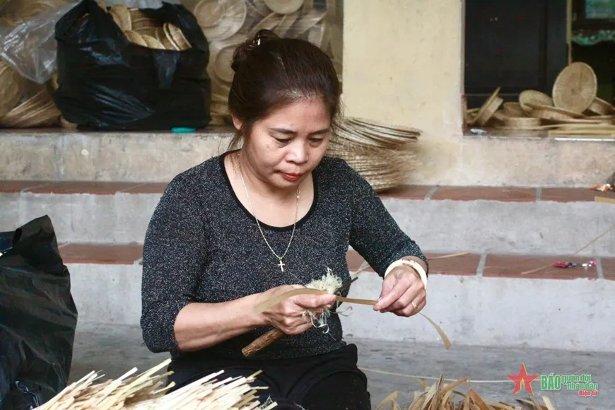 Công đoạn chẻ nan tre