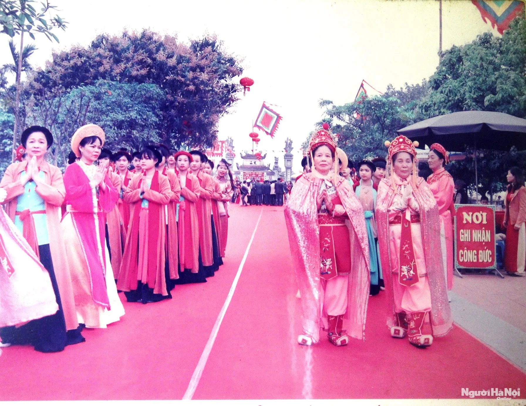 NNƯT Ngô Thị Thu (bên trái cùng) tham gia Lễ hội chèo tàu Tổng Gối Tân Hội năm 2015