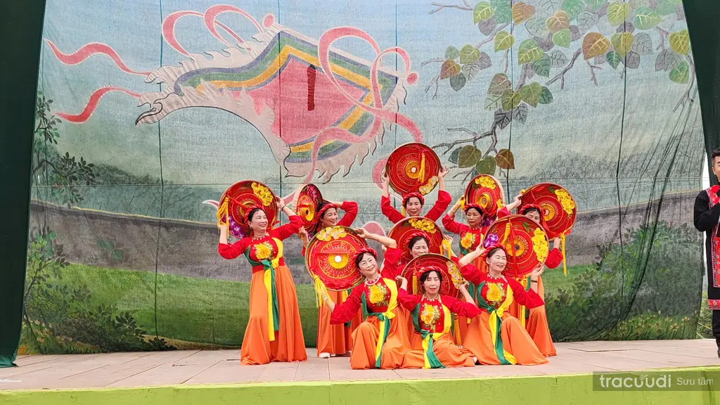 Giao lưu văn nghê tại Lễ hội Đền Thần Nông
