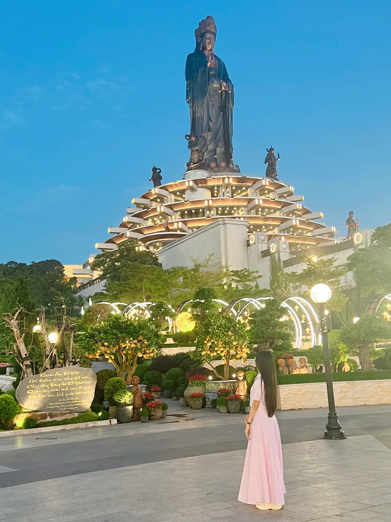 Đón bình minh trên Núi Bà Đen đỉnh núi cao 986m