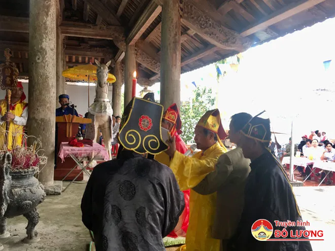 Đọc chúc văn tại Lễ hội Đình Long Thái