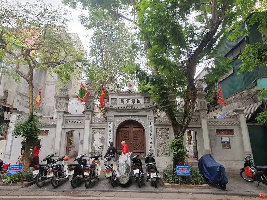 Cổng tam quan di tích Đền Phù Ủng