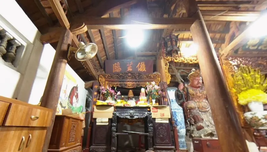 Bên trong Chùa Chàng Sơn