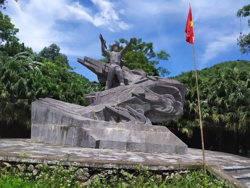 Cảnh quan khu di tích Tượng Đài Anh Hùng Cù Chính Lan
