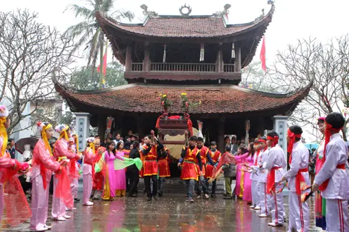 Rước kiệu tại hội chùa Bối Khê