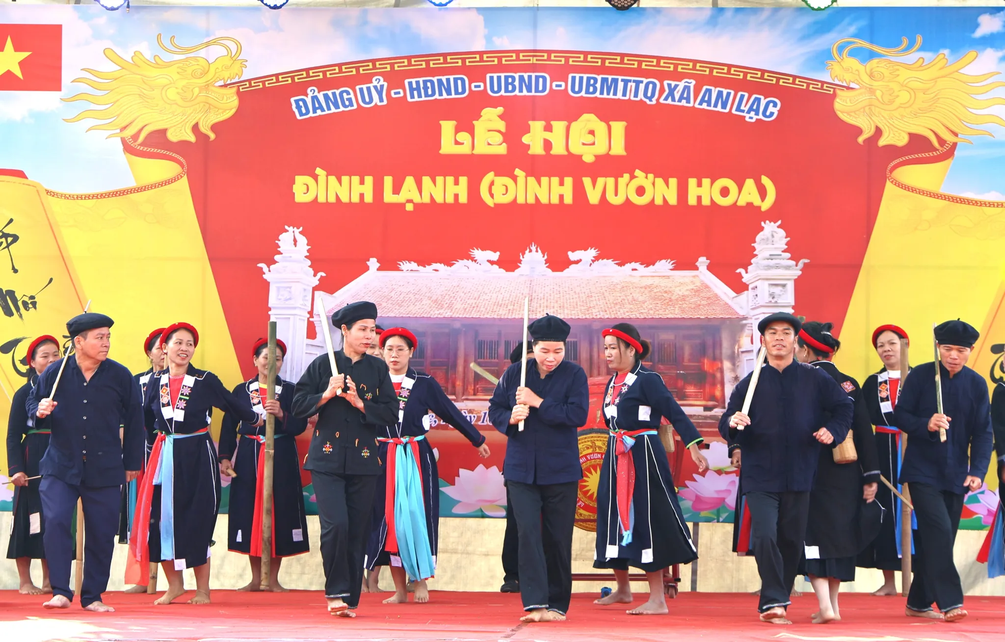 Múa Tắc Xinh (cầu mùa) của đồng bào dân tộc Sán Chí tại Lễ hội Đình Lạnh