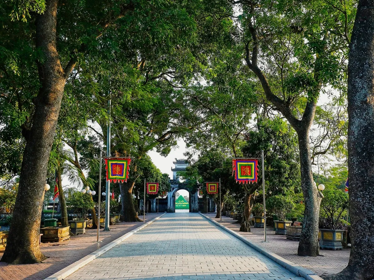 Lối vào Đền Trần Thương