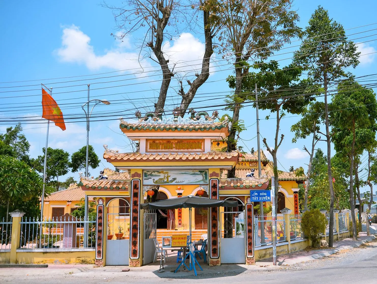 Cổng tam quan Đình Vĩnh Ngươn