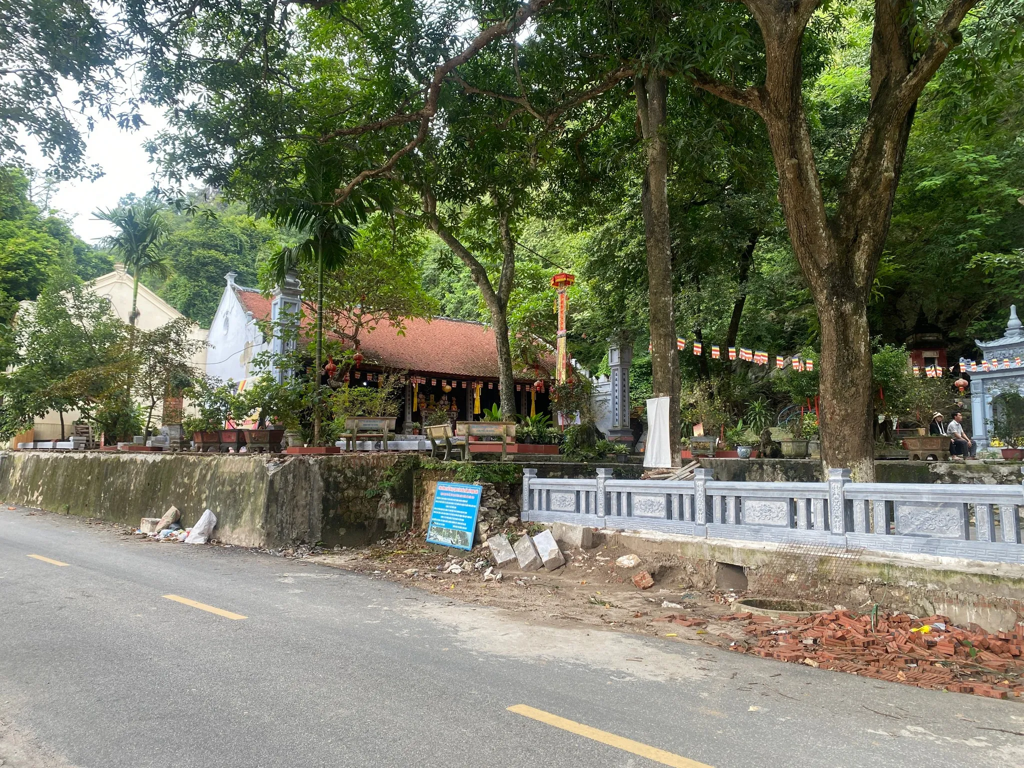 Chùa Trầm nhìn từ ngoài đường