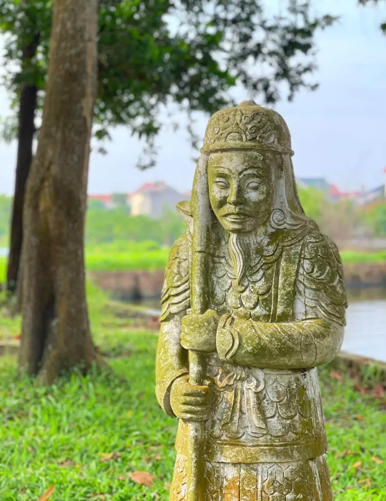 Cận cảnh tượng đá trong khu lăng đá Bầu