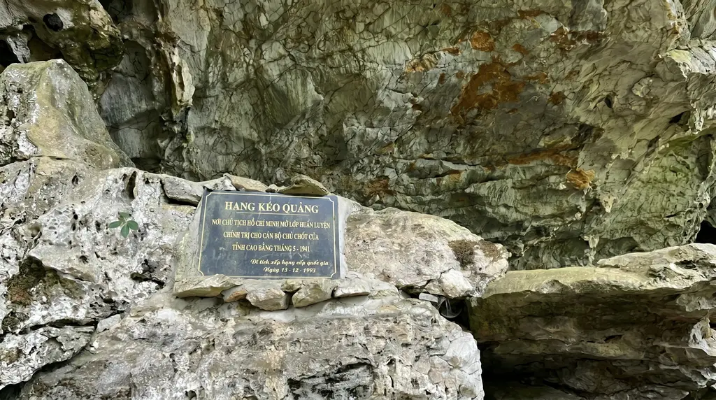 Bia di tích Hang Kéo Quảng
