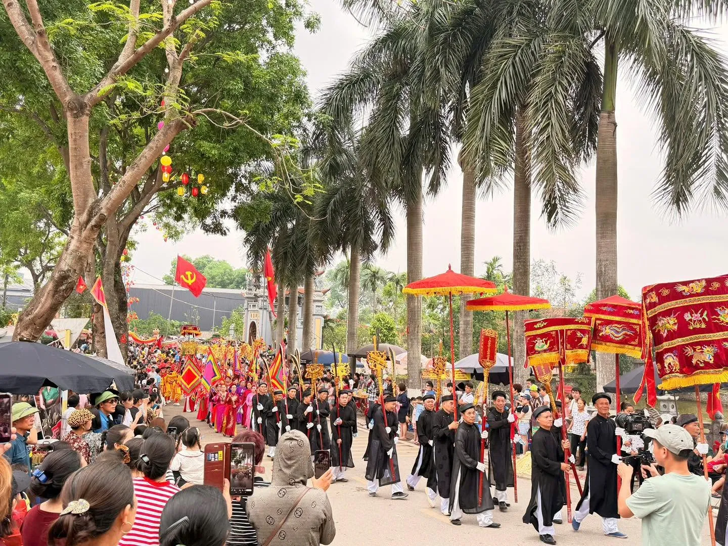 Đoàn rước tại Hội đình Thị Nguyên