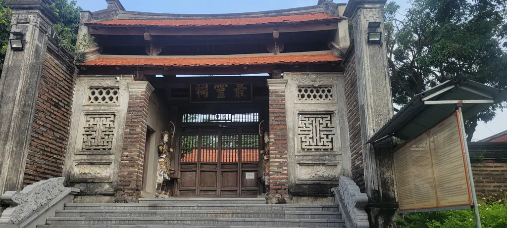 Không gian ngoài cổng đền thờ Trần Nguyên Hãn