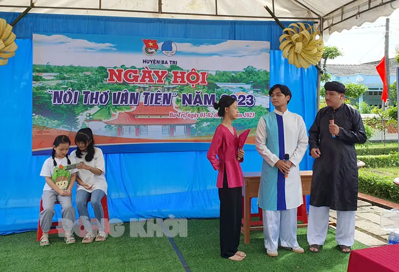 Thanh thiếu niên địa phương tham gia thi Nói thơ Vân Tiên tại Lễ hội Ngày hội truyền thống Văn hóa