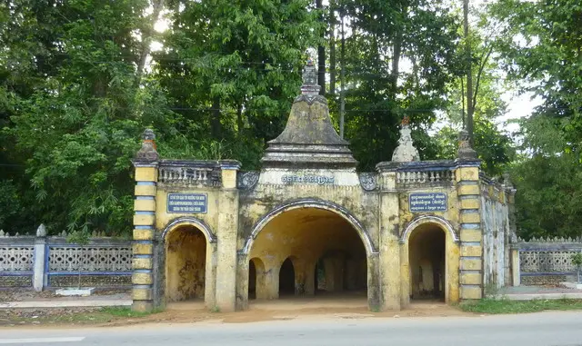 Cổng Chùa Hang