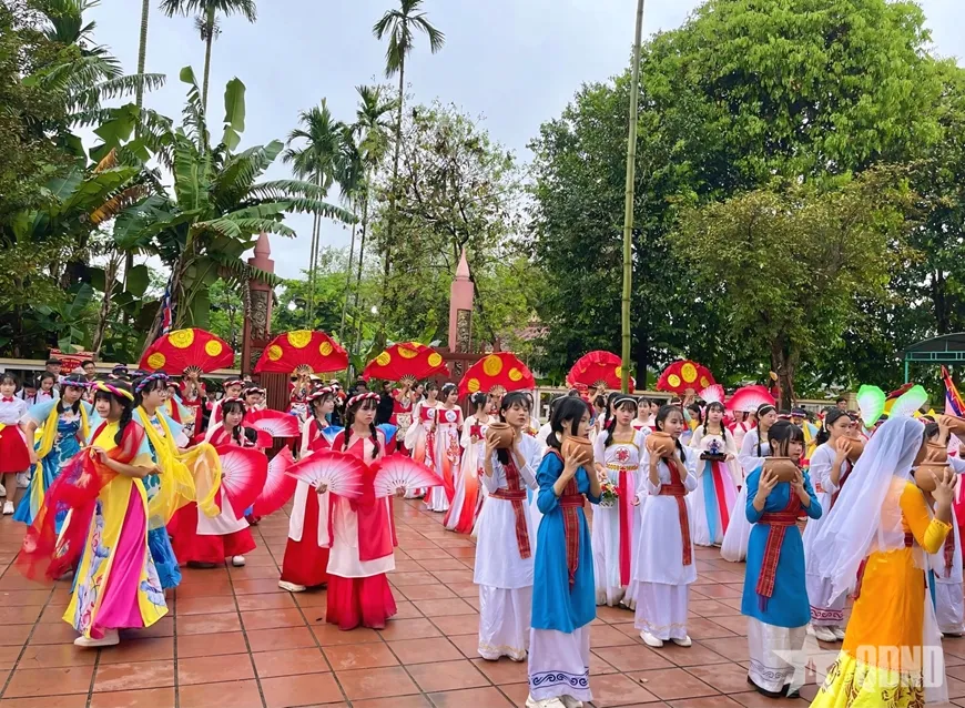 Múa dâng lễ trong khuôn viên đình làng Lễ hội Bà Thu Bồn