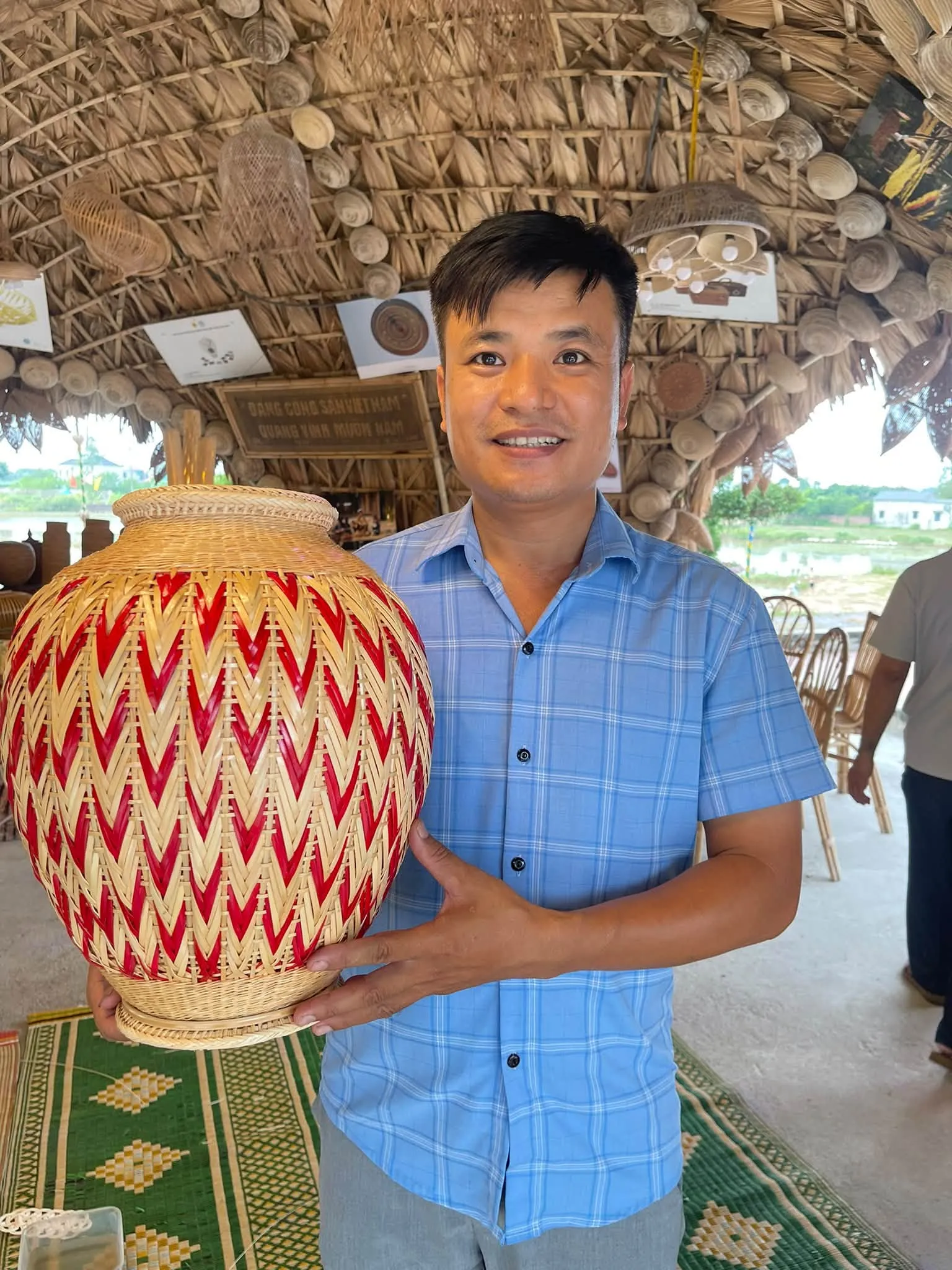 Nghệ nhân Nguyễn Phương Quang bên tác phẩm của mình