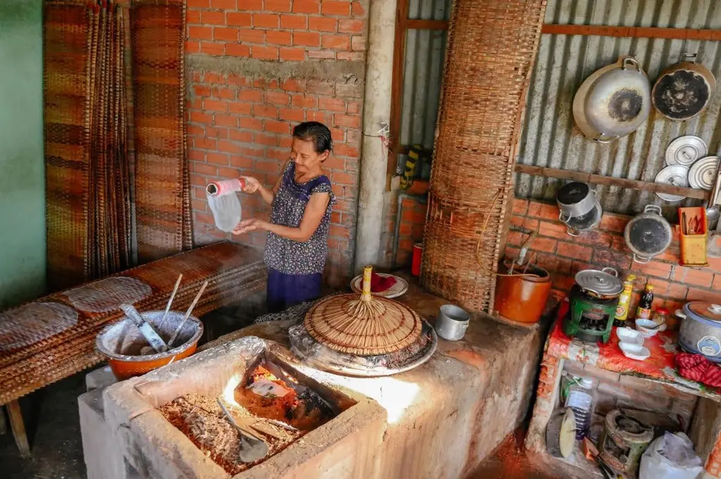 Bánh tráng xong được đặt lên vỉ mang đi phơi