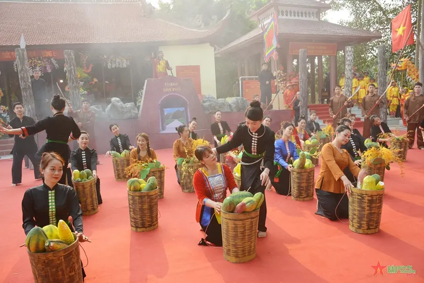 Văn nghệ tại Lễ hội Thành Bản phủ
