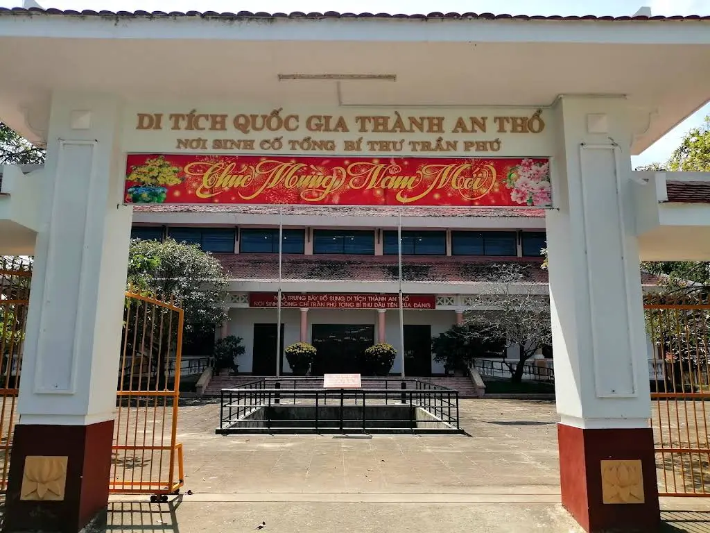 Cổng vào di tích Thành An Thổ