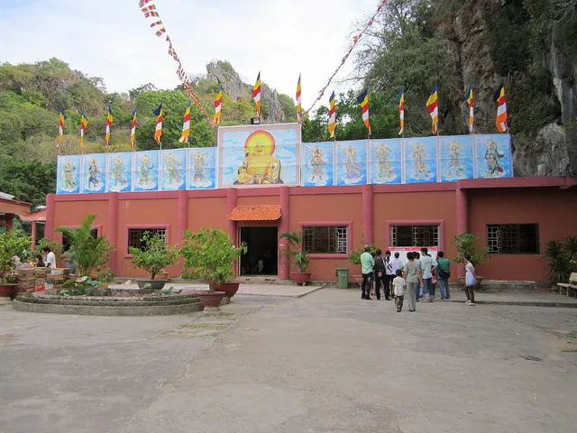 Khuôn viên Chùa Hang