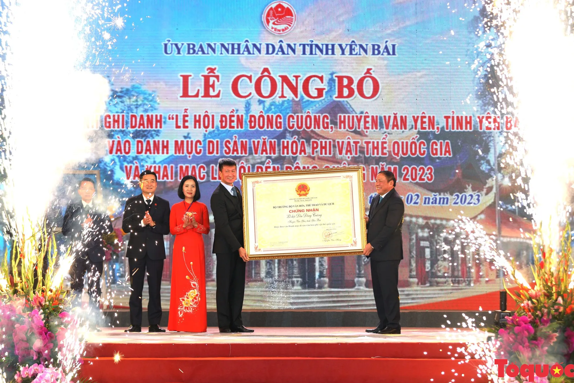 Trao Chứng nhận Lễ hội đền Đông Cuông