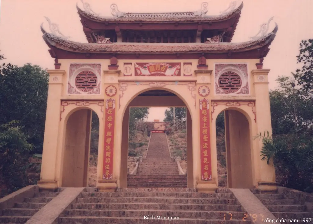 Cổng Chùa Bách Môn năm 1997