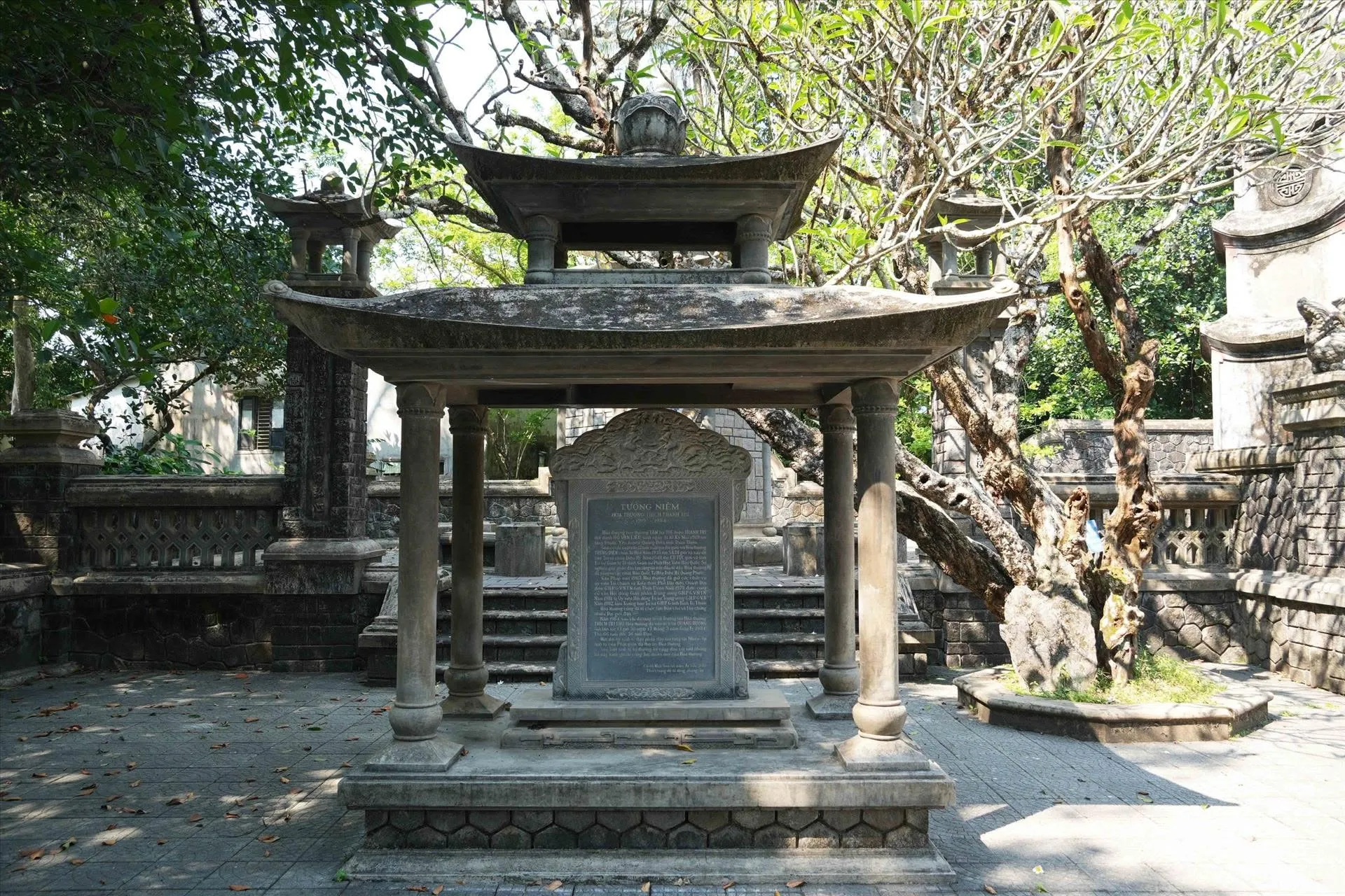 Bia tượng niệm tại Chùa Báo Quốc