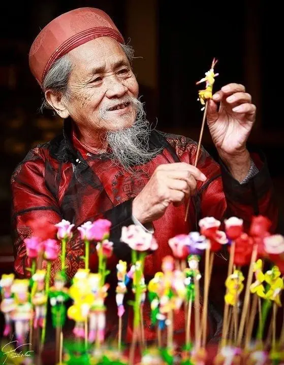 Nghệ nhân Đặng Văn Hạ tạo ra nhiều sản phẩm tò he hấp dẫn phục vụ du khách.