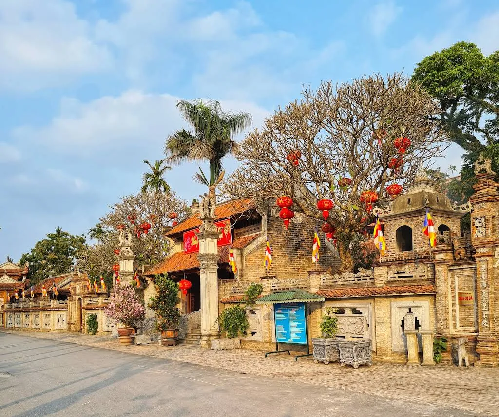 Cảnh quan bên ngoài di tích Chùa Cự Đà (Khoan Tế)