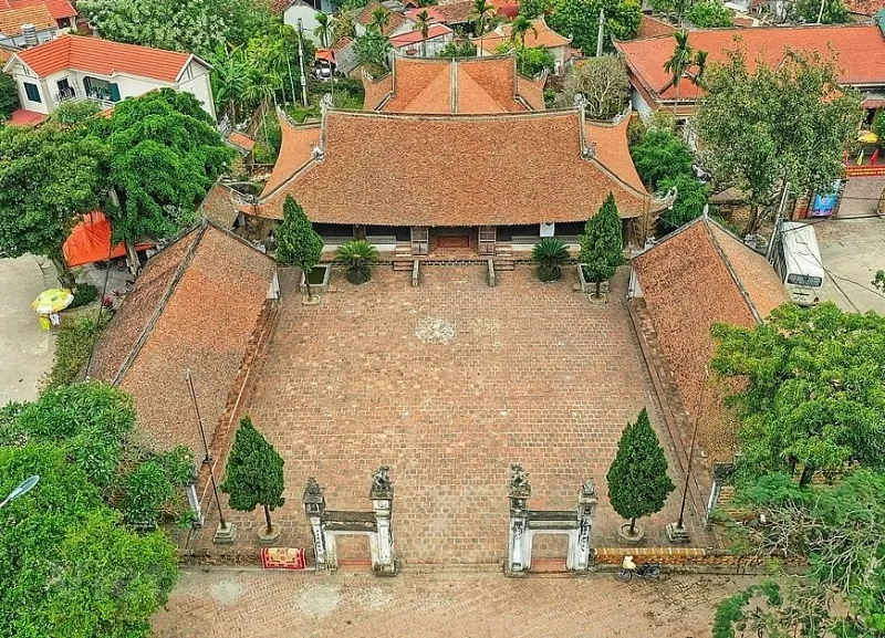 Đình Mông Phụ nằm trong Làng cổ Đường Lâm