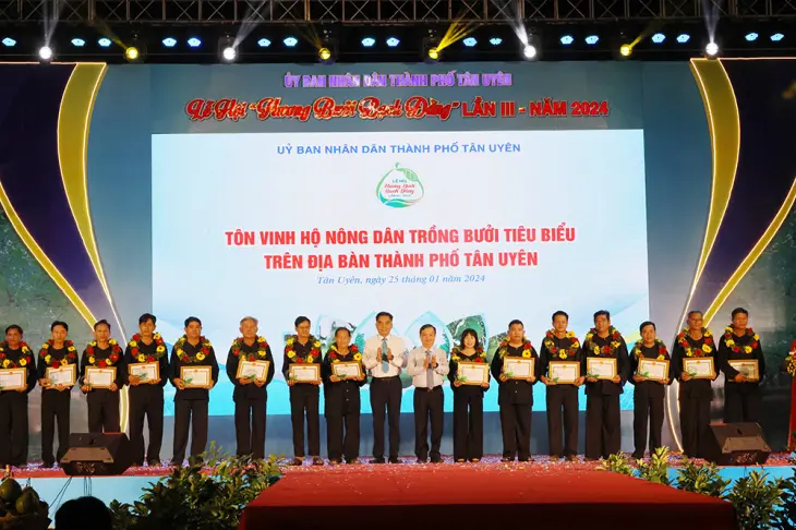 Đại biểu thực hiện nghi thức khai mạc Lễ hội “Hương Bưởi Bạch Đằng”