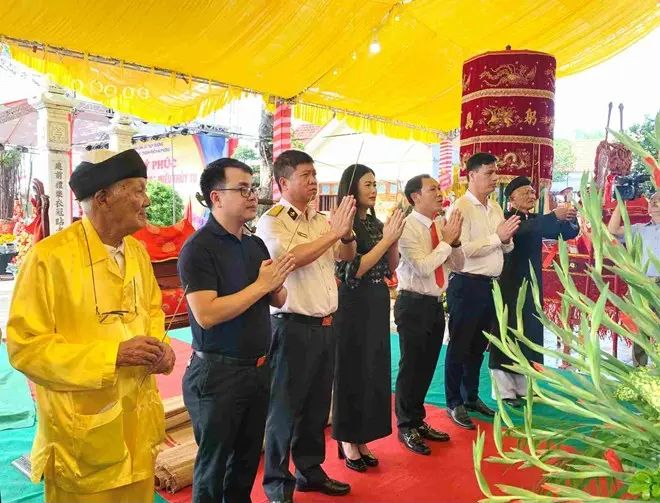 Các đại biểu dâng hương tại Lễ hội miếu Thủy Tú