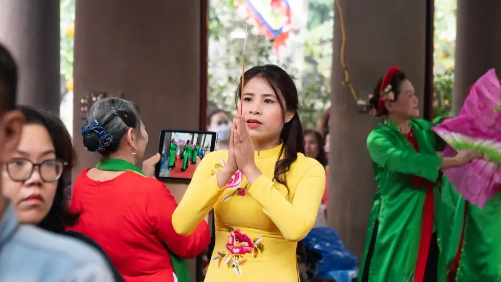 Người dân dâng hương tại Lễ hội đình Giảng Võ