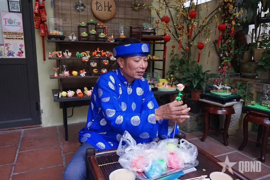 Nghệ nhân Đặng Đình Hờn bên các sản phẩm tò he của mình