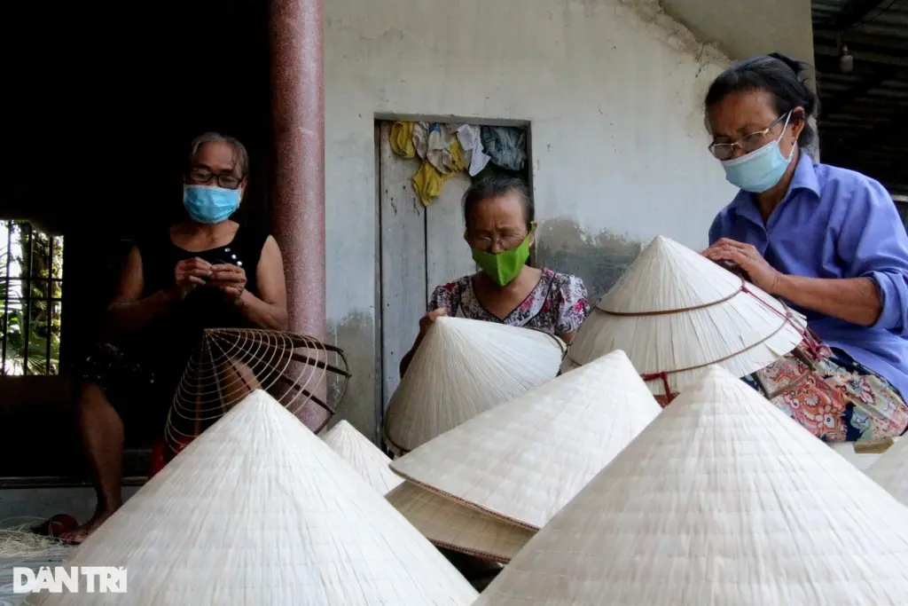 Công đoạn khâu nón cần độ khéo léo cao