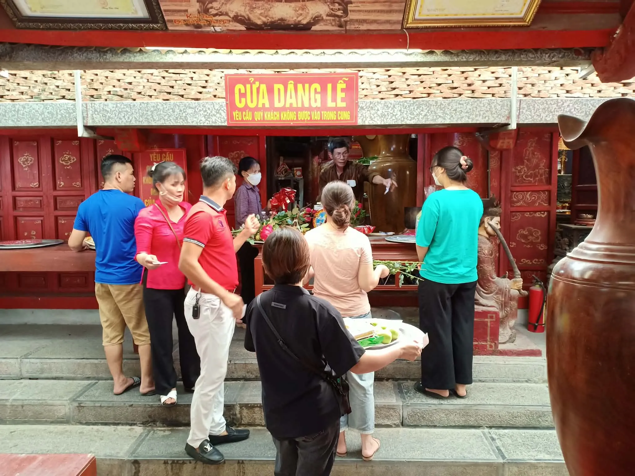 Cửa dẫn lễ Đền Và