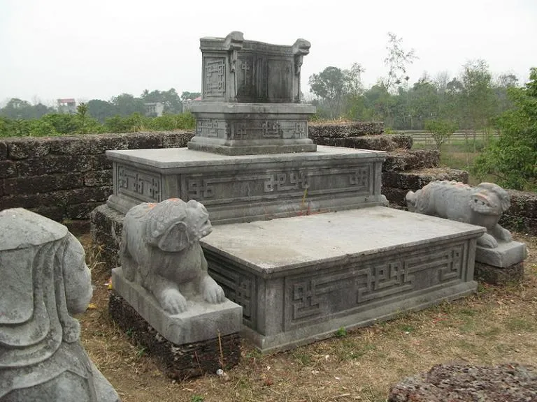 Tượng đá tại Lăng Dinh Hương