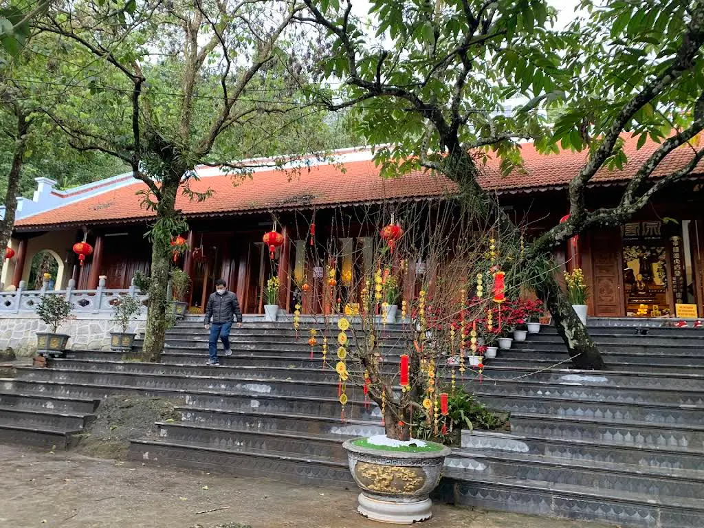 Cảnh quan di tích Đền Trung