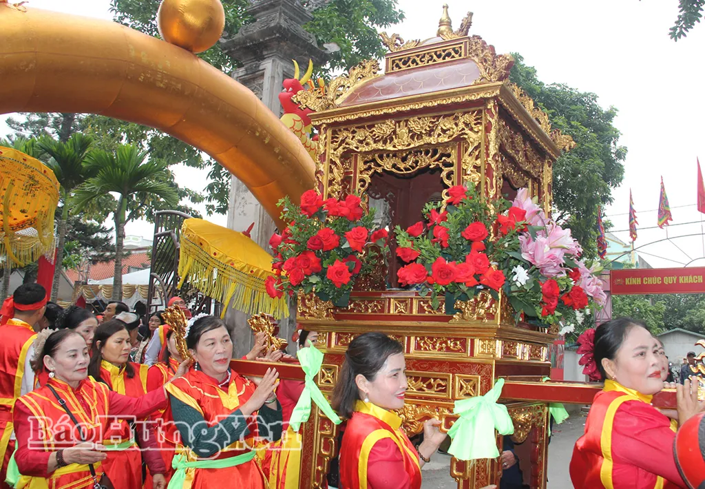 Rước kiệu tại Lễ hội đền Kim Đằng