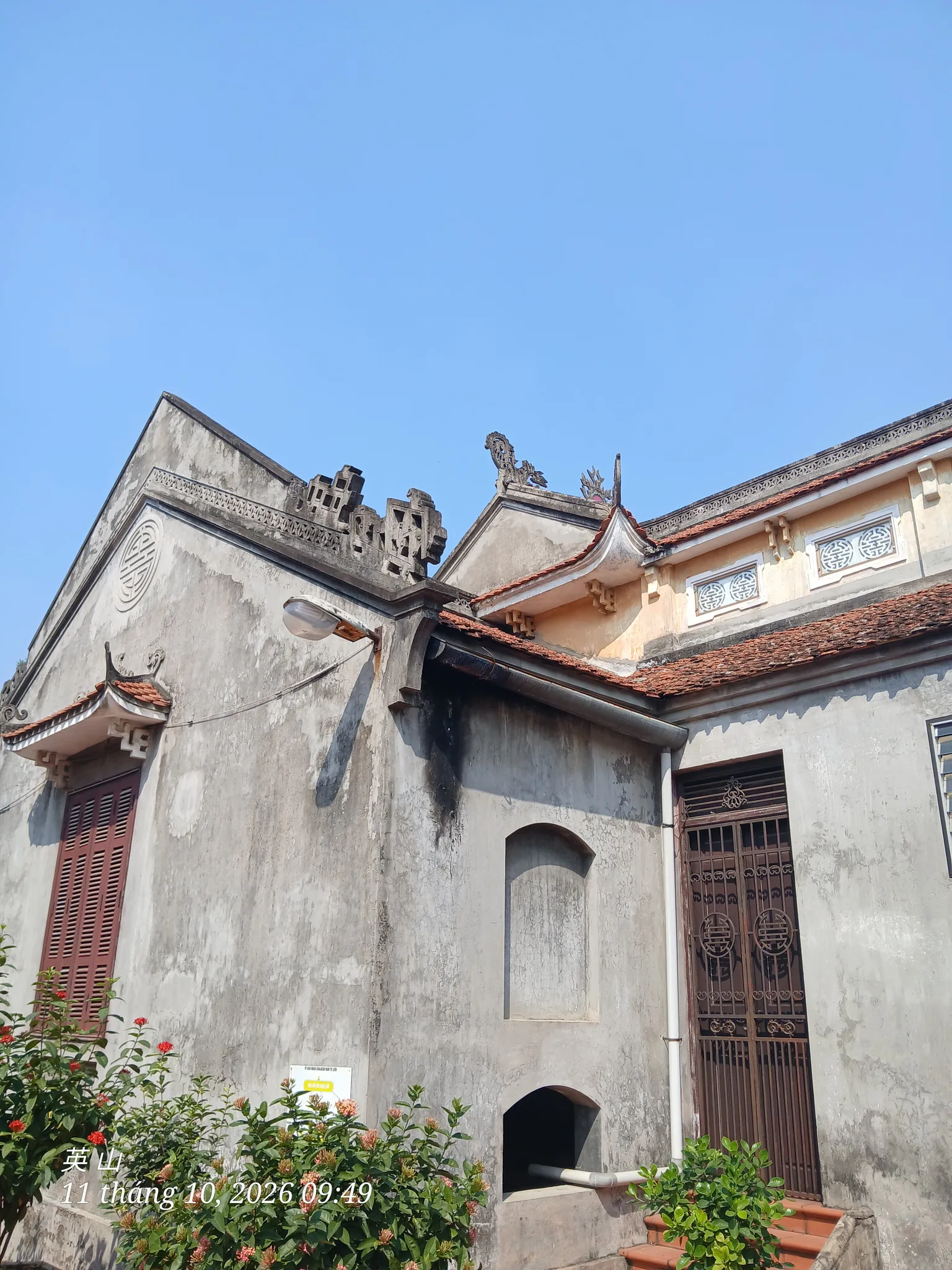 Bên hông chùa Hòe Thị