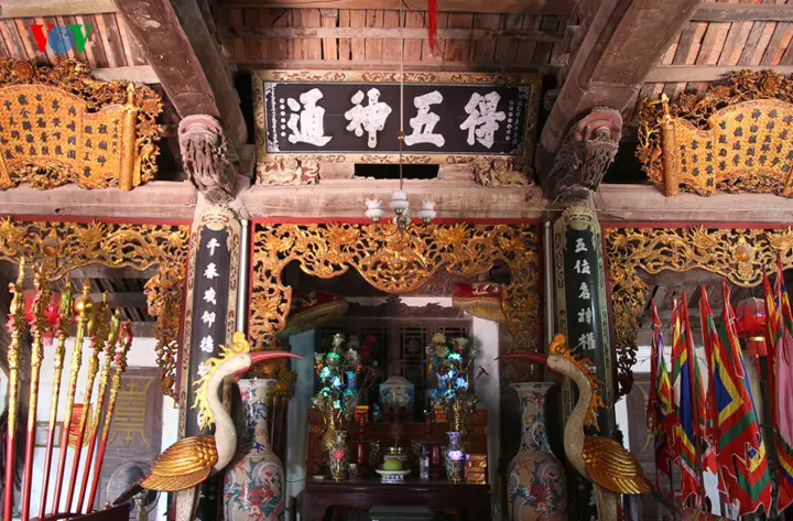 Ban thờ trước hậu cung Đình Viên Đình